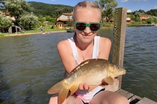 Veroniku zaujal feeder, tak si ho hneď vyskúšala a chytila svojho prvého kapríka.